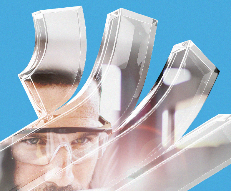 Close-up der metallischen AMB 2026 Keyvisual-Skulptur mit Facharbeiter im Hintergrund