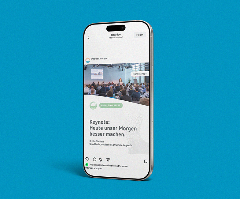 interbad Social-Media-Post mit Sauna und Spa auf Smartphone vor blauem Hintergrund